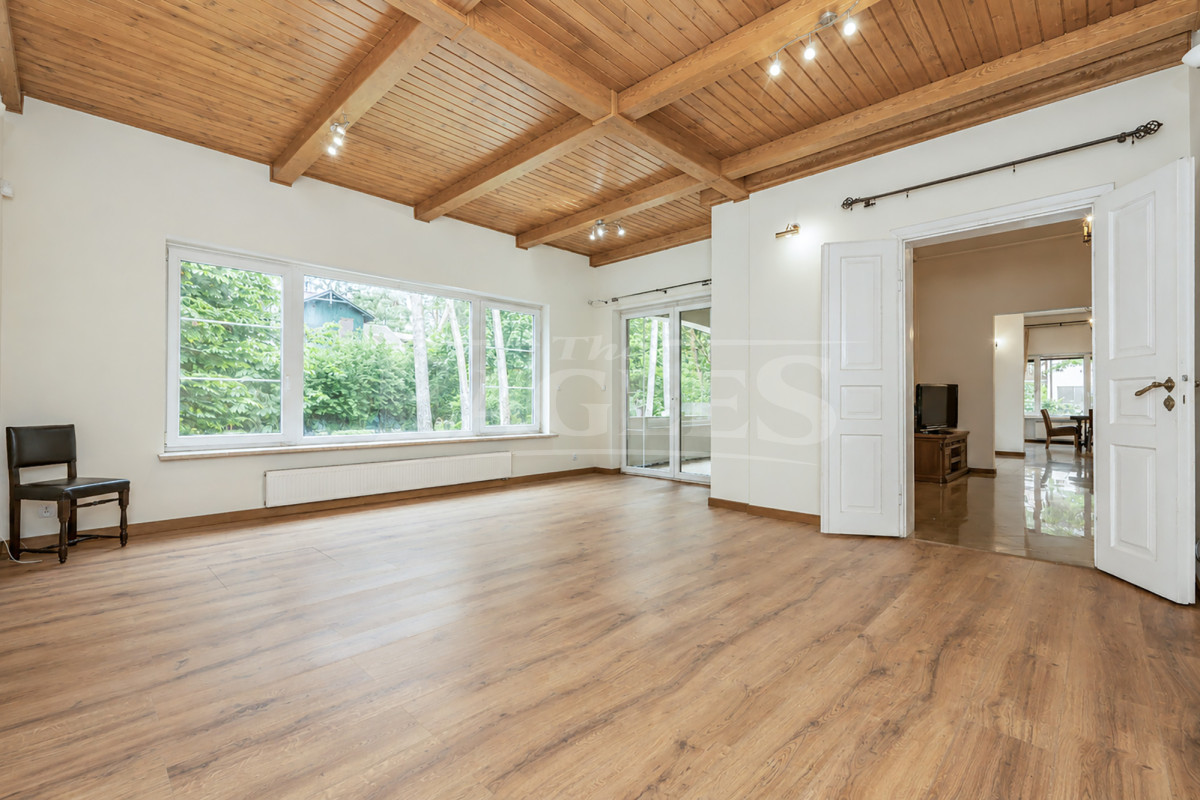 BEAUTIFUL HOUSE ON A LARGE PLOT