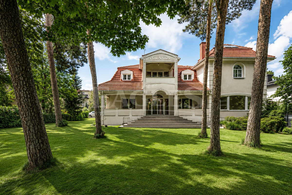 BEAUTIFUL HOUSE ON A LARGE PLOT