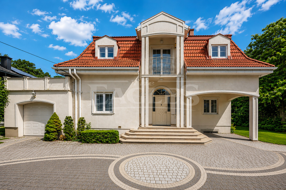 BEAUTIFUL HOUSE ON A LARGE PLOT