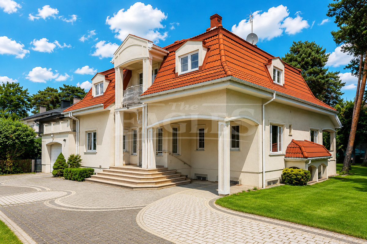 BEAUTIFUL HOUSE ON A LARGE PLOT