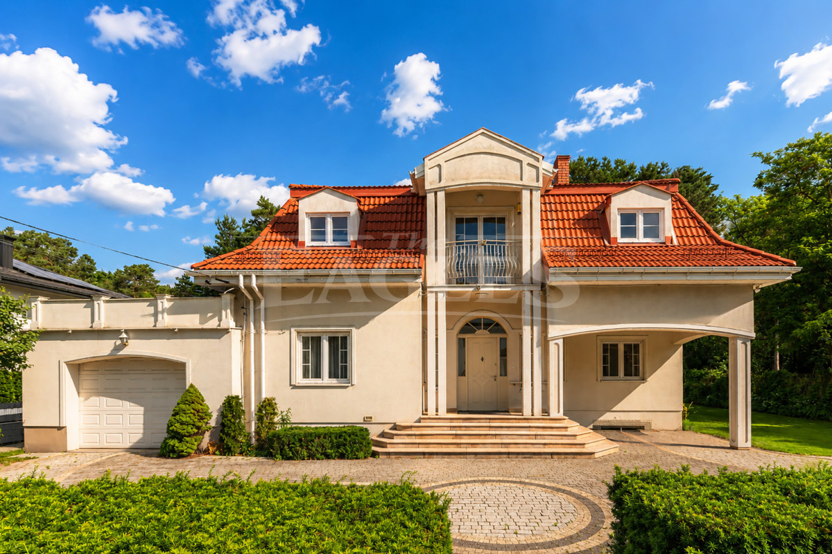 BEAUTIFUL HOUSE ON A LARGE PLOT