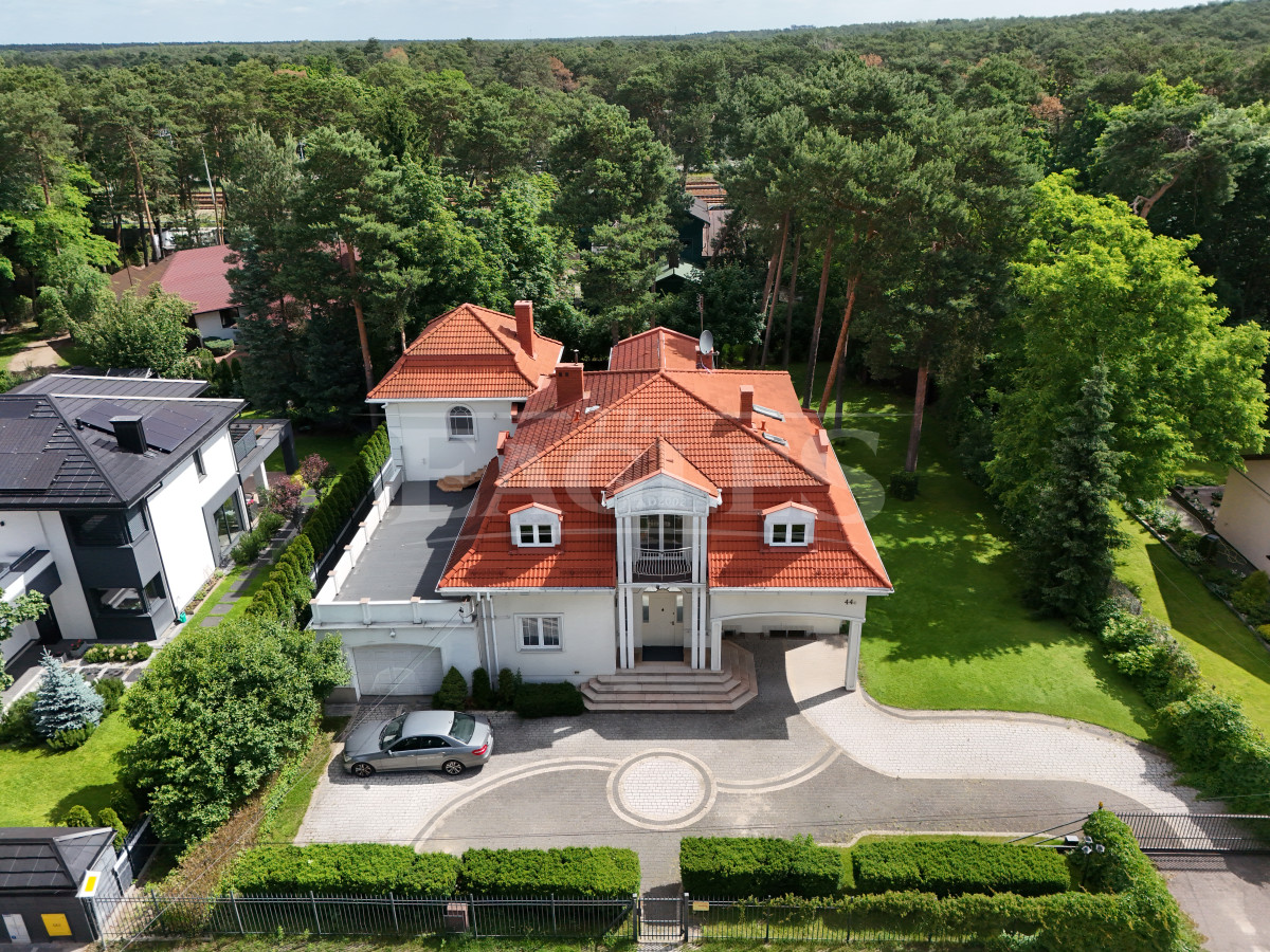 BEAUTIFUL HOUSE ON A LARGE PLOT